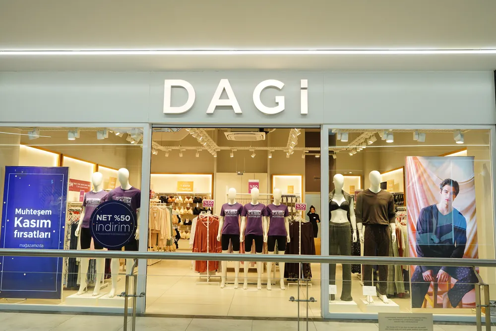Koç'un Yönetim Kurulu Başkanı olduğu Dagi Giyim'in çok sayıda mağazası bulunuyor