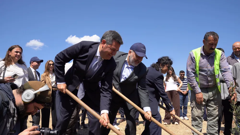 YK Enerji Genel Müdür Yardımcısı ile birlikte fidan diken MAPEG Genel Müdürü Arslan Narin ise, rehabilitasyonun üretim sürecinin ayrılmaz parçası olduğunu vurguladı.