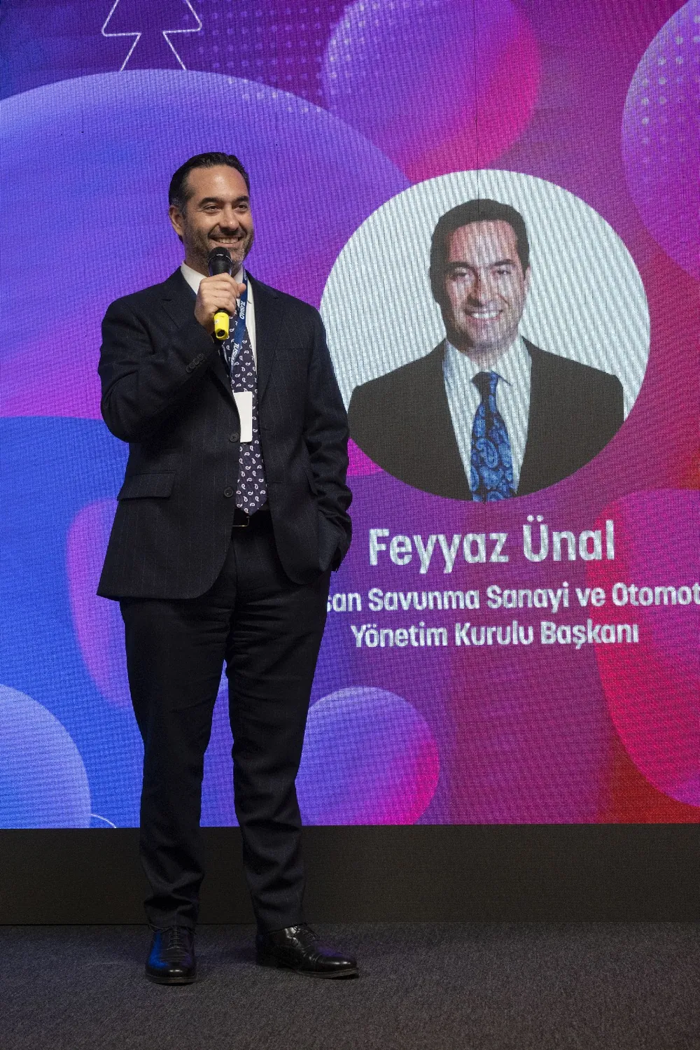 Ünal, Türkiye'de tartışma konusu olan gençlerin yurtdışına gitmesini 'beyin göçü' olarak değil gençler ve ülke için bir kazanım olarak görüyor