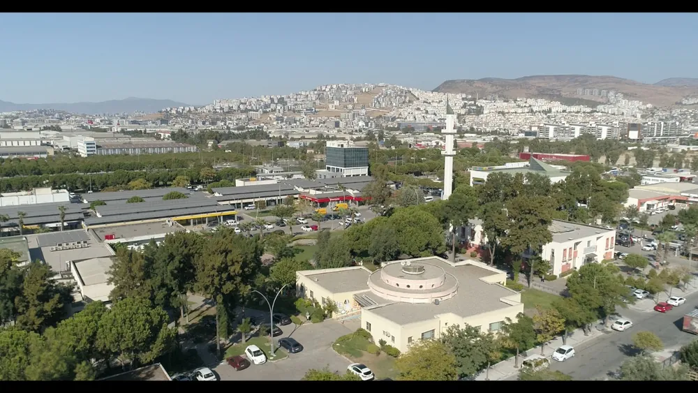 Bölgedeki cami de bölge gibi Atatürk adını taşıyor