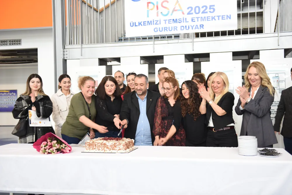 Kadınlar, daha iyi eğitim için ellerini öğrencilerin üzerinden hiç çekmiyor