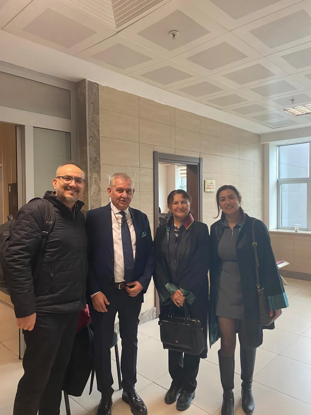 Firma sahibi Selçuk Atalay (soldan ikinci), ve Av. Suzan Bayraktaroğlu Evgin, Av. Ezgi Kılınç ve Av. Ufuk Kula