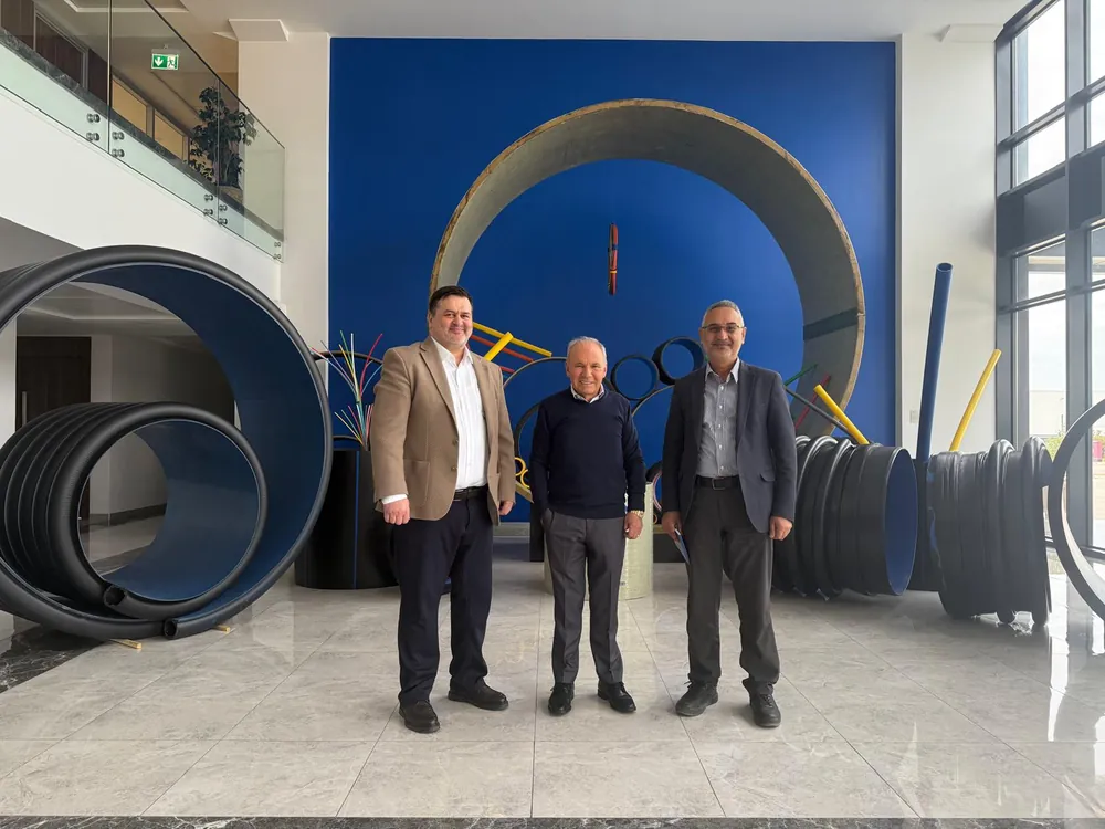 Tekreferans İmtiyaz Sahibi Erhan Gülenç ve Genel Yayın Yönetmeni Sinan Doğan, plastik sanayicilerinin duayen başkanı Salih Esen'i Menemen'deki tesislerinde ziyaret etti