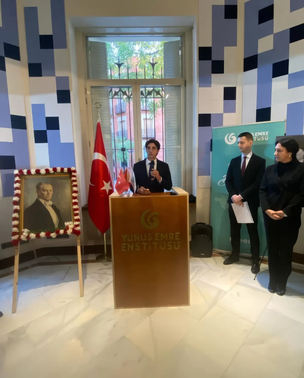 Çınar Başgül, İspanya'daki Türk öğrencilerle omuz omuza çalışıyor