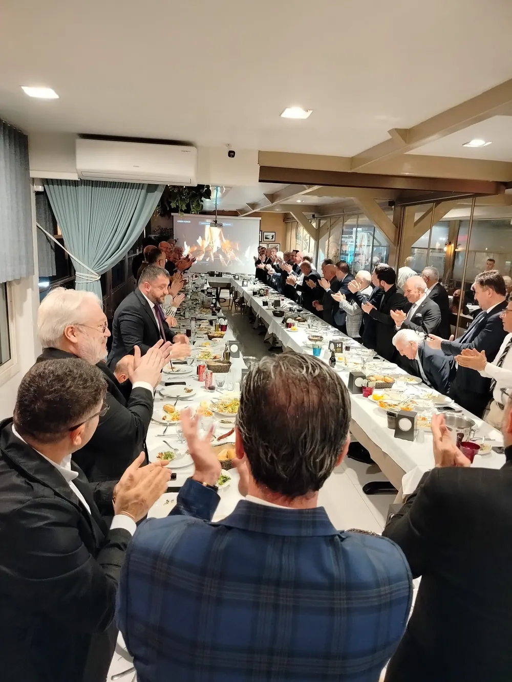 Toplantıya katılan Bornovalı iş insanları, Özgener'i ayakta alkışladı