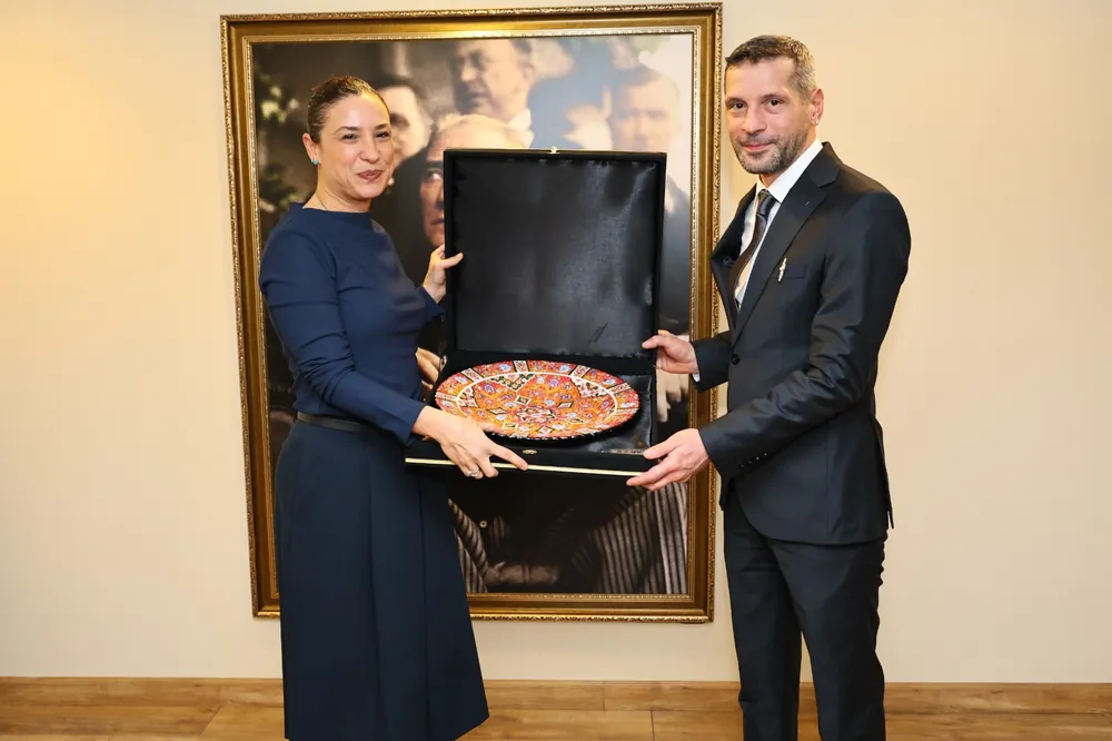 Selçuk Belediye Başkanı Sengel, bağışçı Hüseyin Barış İnag'a teşekkür plaketi verdi