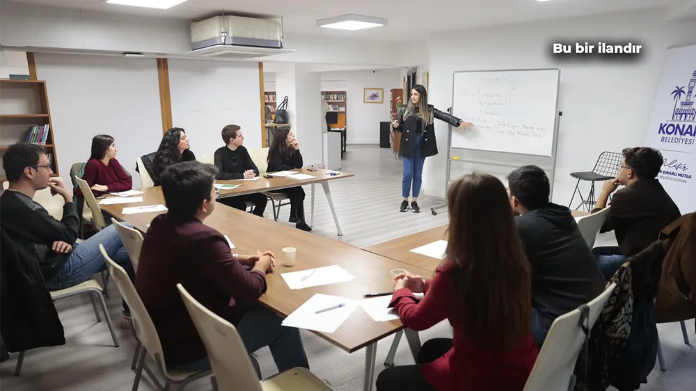 Konak Belediyesi'nin merkezi ile gençler hem ders çalışıyor hem sosyalleşiyor