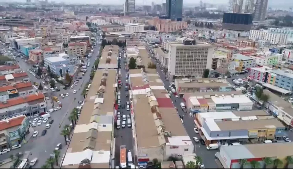 Bir zamanlar Ege'nin toptan gıda merkezi olan çarşı, eski günlerini mumla arıyor