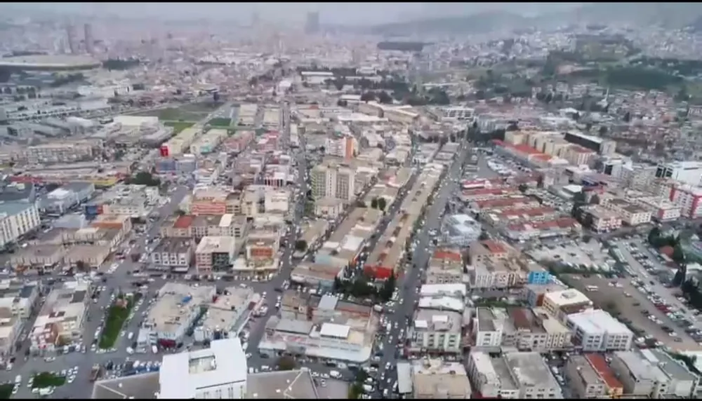 Çarşıya giren TIR'lar ve diğer ticari araçlar, şehir trafiğini daha da sıkıntıya sokuyor