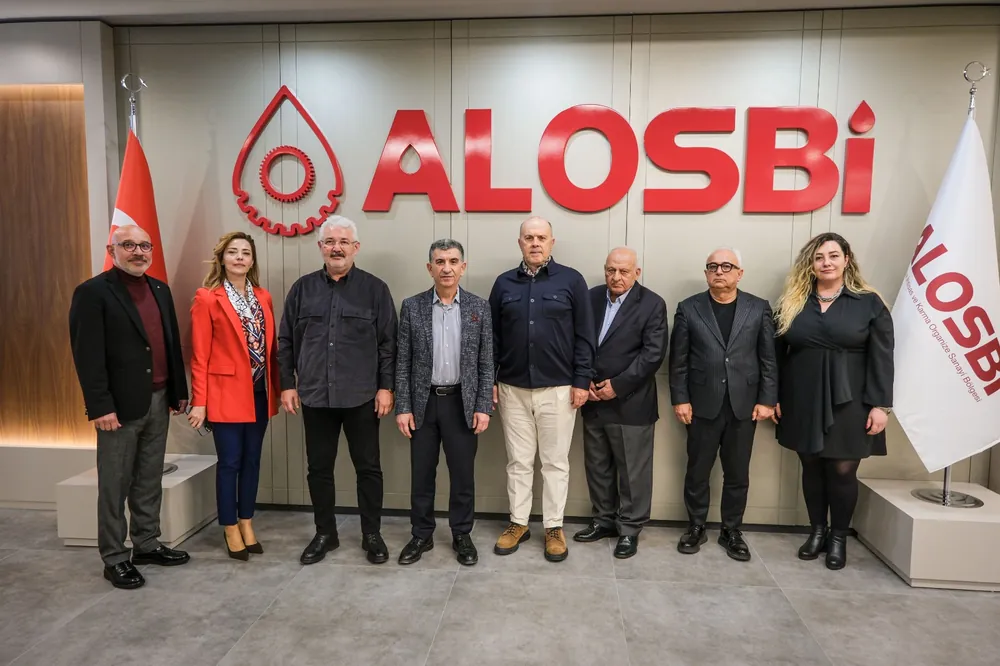 ALOSBİ Yönetimi Mükemmeliyet Merkezi'ni anlattı. (soldan) İlker Aydan (YK Üyesi), Müge Banu Benek (Bölge Müdürü), Hüseyin Turhan (YK Üyesi), Başkan Haluk Tezcan, Başkan Yardımcısı Deniz Gündüz, Akın Dalan (YK Üyesi), Prof. Dr. Keramettin Tezcan (Danışman), Fadime Ayca Ceylan (Direktör)