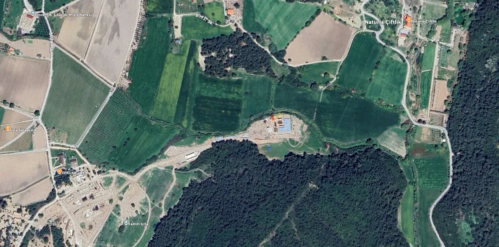 Urla'da doğal yaşam ve tarımsal üretim, sürekli imara açılan arazilerle büyük bir baskı altında