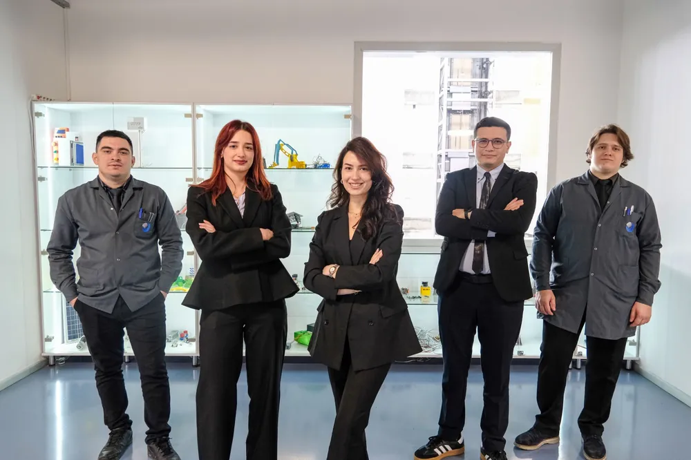 (soldan) Mühendisler Eren Bodur, Nazlıcan Cemre Polatlı, Yaren Çelik, Eren Ahmet Kaplan, Cafer Serhat Yağcı, mezun oldukları okula öğretmen olarak geri döndüler