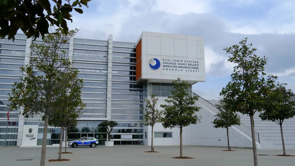 İAOSB Yönetimi, teknik mesleki eğitime yönelik bir çok proje geliştiriyor. Bunların en önemlisi bölgedeki teknik meslek lisesi