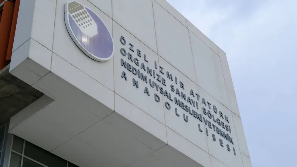 İzmir Atatürk Organize Sanayi Bölgesi'ndeki okul, gençlere hem meslek edindiriyor hem üniversite kapılarını açıyor