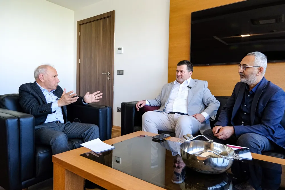 Duayen sanayici Salih Esen, Atatürk OSB genişleme alanı projesiyle ilgili görüşlerini Tekreferans.com İmtiyaz Sahibi Erhan Gülenç ve Genel Yayın Yönetmeni Sinan Doğan'a anlattı