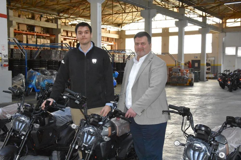 Yağız Türkbey Görgülü, motosiklet tesislerini Tekreferans.com İmtiyaz Sahibi Erhan Gülenç'e gezdirip, projelerini anlattı