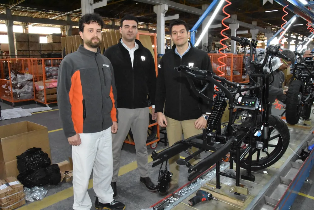 RESİM ALTI… Görgülü Tromox Elektrikli Araçlar A.Ş. Yönetim Kurulu Başkanı Yağız Türkbey Görgülü, Satış ve Pazarlama Müdürü Ahmet Görkem Ural ile birlikte Tek Referans İmtiyaz Sahibi Erhan Gülenç’e üretim tesislerini gezdirdi. Üç ise, DSIGN Endüstriyel Reklam A.Ş. Ortak ve Fabrika Müdürü Doğukan Eyidoğan da eşlik etti