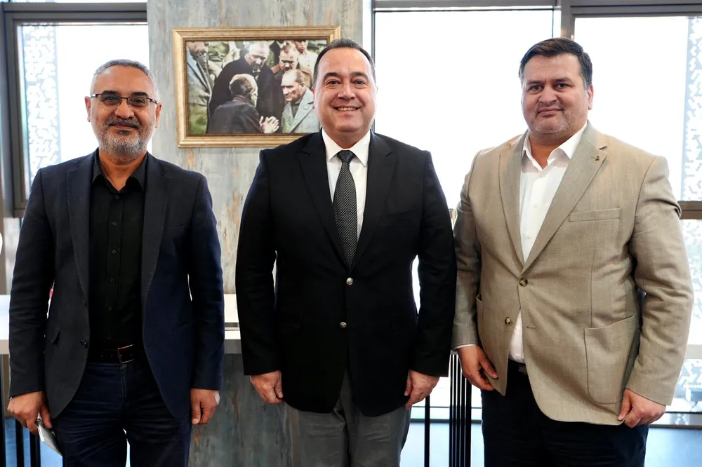 Manisa Büyükşehir Belediye Başkanı Besim Dutlulu, projelerini ve hedeflerini Tekreferans.com İmtiyaz Sahibi Erhan Gülenç ve Genel Yayın Yönetmeni Sinan Doğan'a anlattı