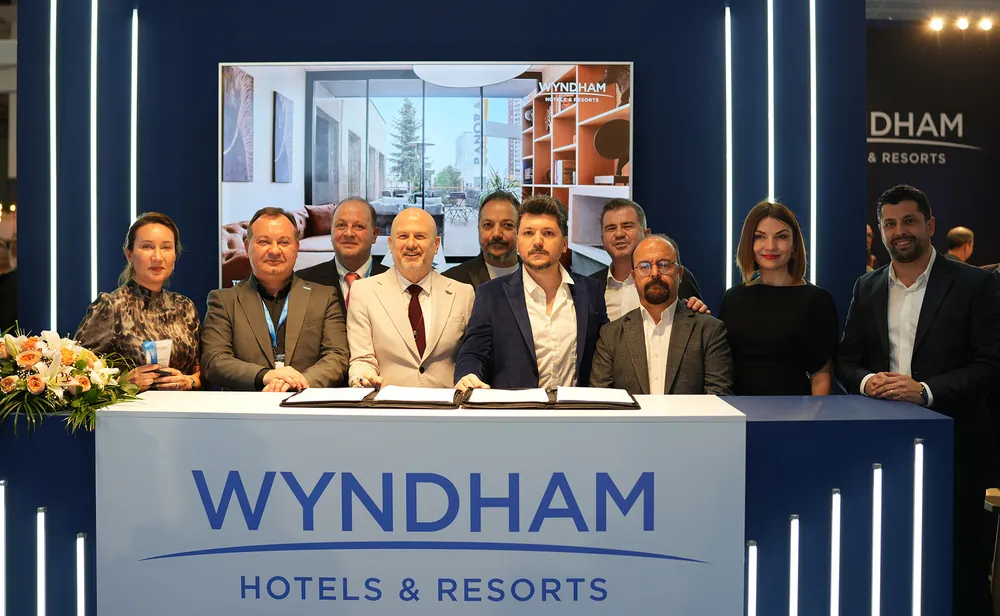 Wyndham Hotels & Resorts, Mimar Sinan İnşaat ve GCG Management kurucu ortakları arasındaki anlaşma TTI 2025 Fuarı’nda imzalandı.