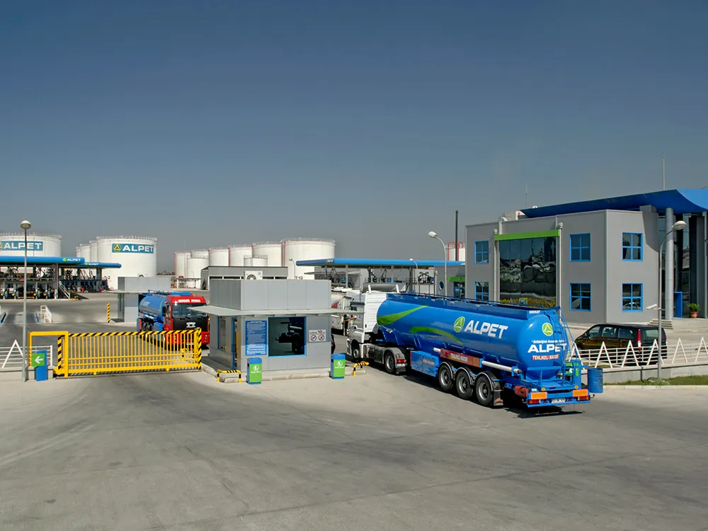 Aliağa'daki Alpet Dolum Tesisleri, gemilerle gelen ve bölgedeki rafinelerden temin edilen akaryakıtı depoluyor