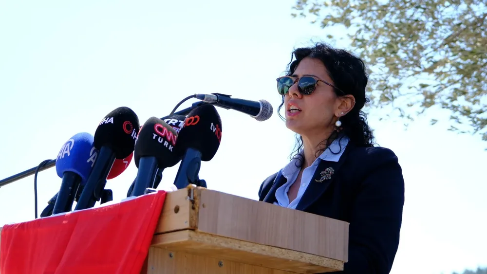 Yerli Kömür Kaynaklı Elektrik Üreticileri Derneği (YEKÜD) Başkanı Fatma Elif Yağlı da etkinlikte yaptığı konuşmada enerji arz güvenliği ile sürdürülebilirlik arasındaki ilişkiye dikkat ç