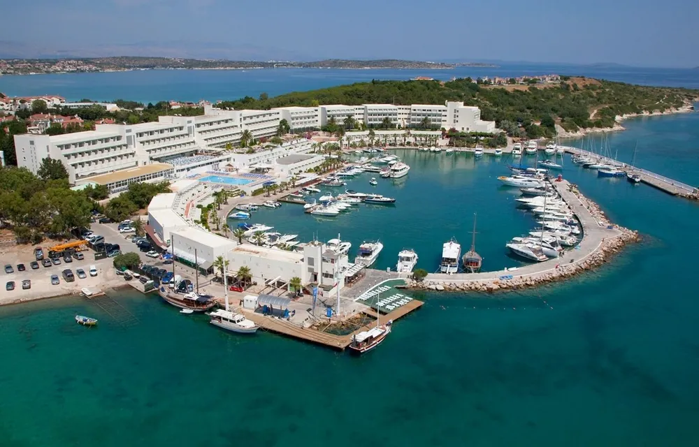 Merhum Selçuk Yaşar'ın 1970'lerde kurduğu Altınyunus Çeşme, Yaşar ve Koç'un ortak yatırımlarından biri