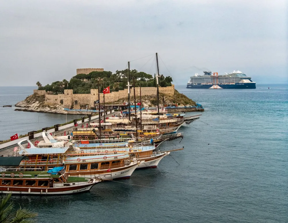Türkiye'nin en çok kruvaziyer gemisini ve yolcusunu ağırlayan limanı olan Kuşadası, bu yıl 1 milyon yolcu hedefini rahat geçecek