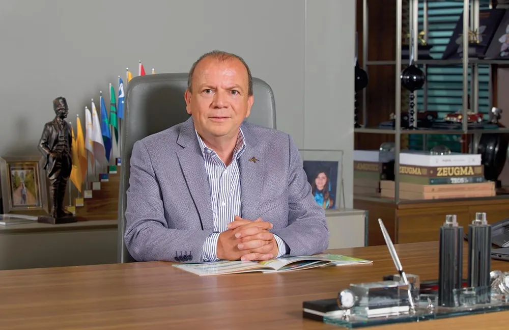 Bursa Ticaret Borsası Başkanlığı'nı da yürüten Matlı Grubu Yönetim Kurulu Başkanı Özer Matlı, Ege'de gıda sektöründe üst üste yaptıkları satın almalarla ilgili Tek Referams'a "Ben mahallenin delisiyim. Tüm yatırımlarımı TÜİK verilerine göre yüzde 8 küçülen tarım sektörüne yapıyorum" dedi.