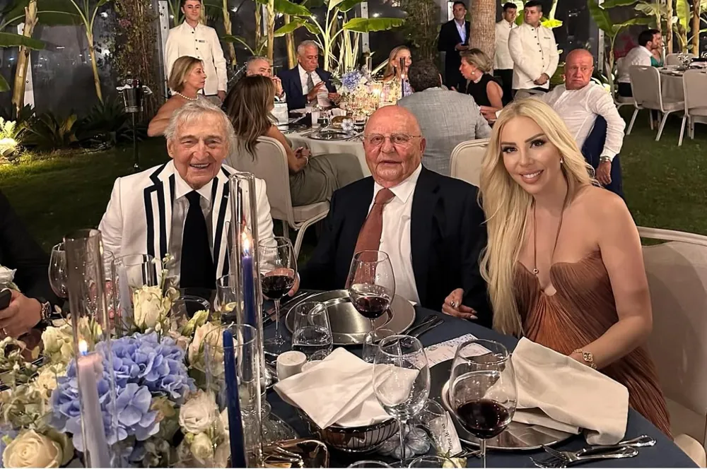 Rahmi Koç, Lucien Arkas ve eşi Merve Arkas, Çeşme'deki düğünde bir araya geldi