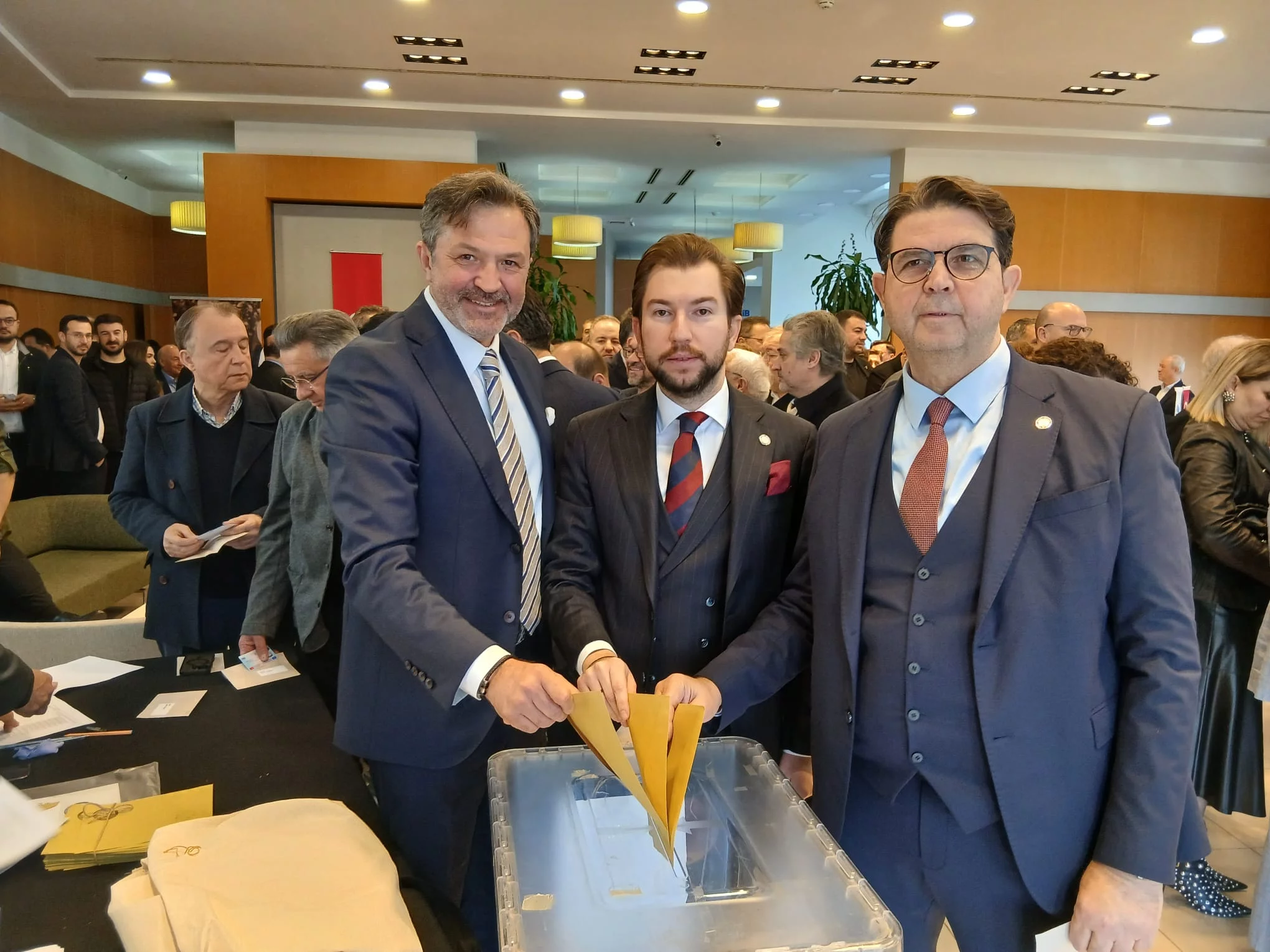 Genel kurulda önceki dönem başkanı Süleyman Kocasert, görevi devreden başkan Hüseyin Memişoğlu ve yeni dönem başkanı Osman Uğurlu birlikte oy kullandı