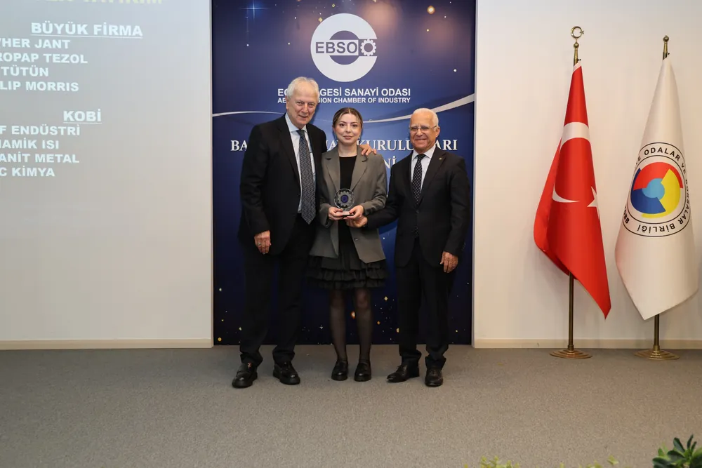 Dinamik Isı'nın Mali İşler Direktörü Aslı Akdaş, ödüllerini EBSO Yönetim Kurulu Başkanı Ender Yorgancılar ve Meclis Başkanı İbrahim Gökçüoğlu'nun elinden aldı