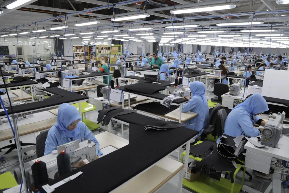 Otomotiv koltukları için kılıf kesimi ve dikimi yapan Gönen'deki fabrikada çalışanların çoğu kadın
