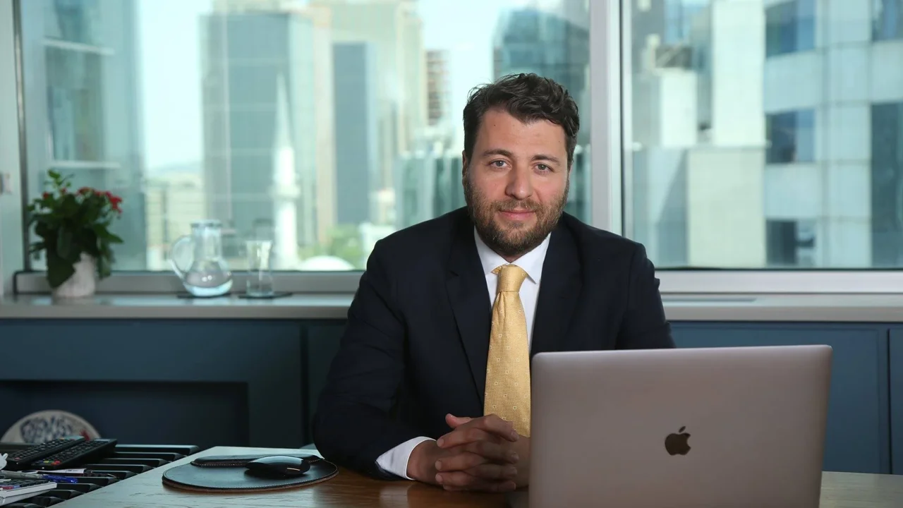 53 yaşındaki Emre Tezmen'in Türkiye'nin dolar milyarderleri arasına bu kadar kısa sürede girmesi dikkatleri çekti