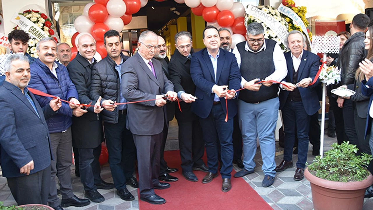 Enkaya Yapı'nın Akhisar'daki mağazasını, Manisa Büyükşehir Belediye Başkanı Besim Dutlulu, Akhisar Belediye Başkanı'yken açmıştı