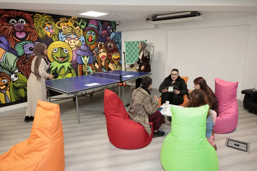 Konak Belediyesi Gençlik Merkezi'nin 4. katı, gençlerin aktiviteleri için ayrılmış durumda