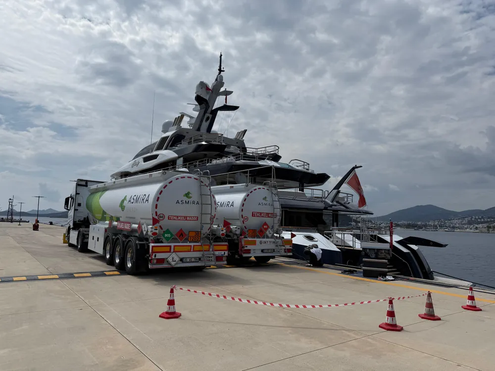 Asmira, Türkiye'de 8 marinada, yurtdışında 2 marinada yakıt ikmal hizmeti veriyor