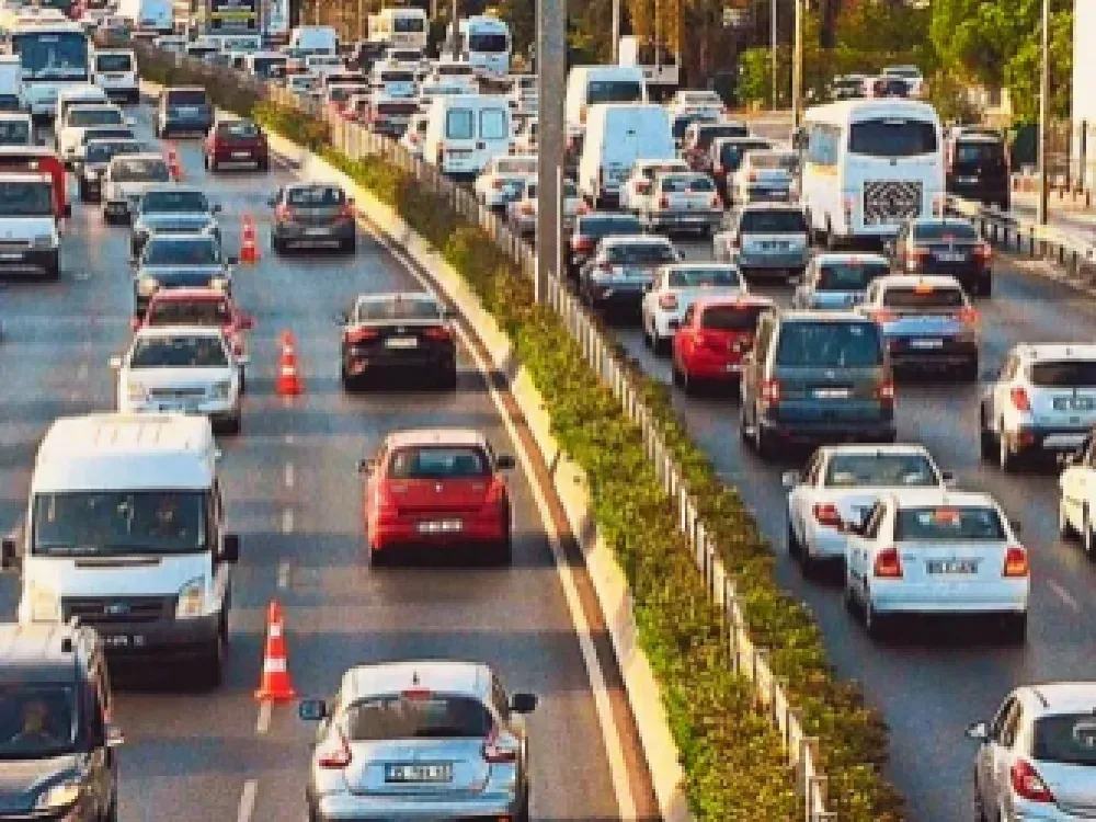 Bir kilometrelik otoyol çalışması İzmir trafiğini felç etti