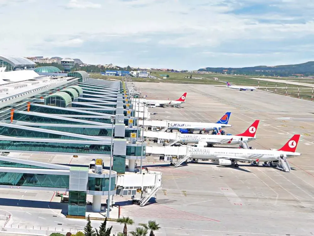 İzmir'de dış hat uçuşları çift haneli büyüdü 