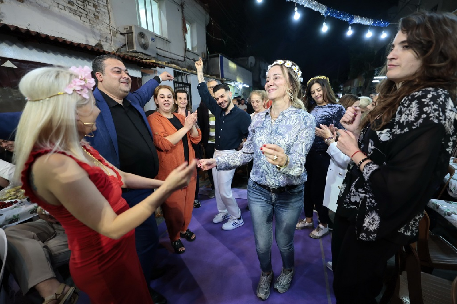 İşçiler isyan ederken Başkan göbek attı
