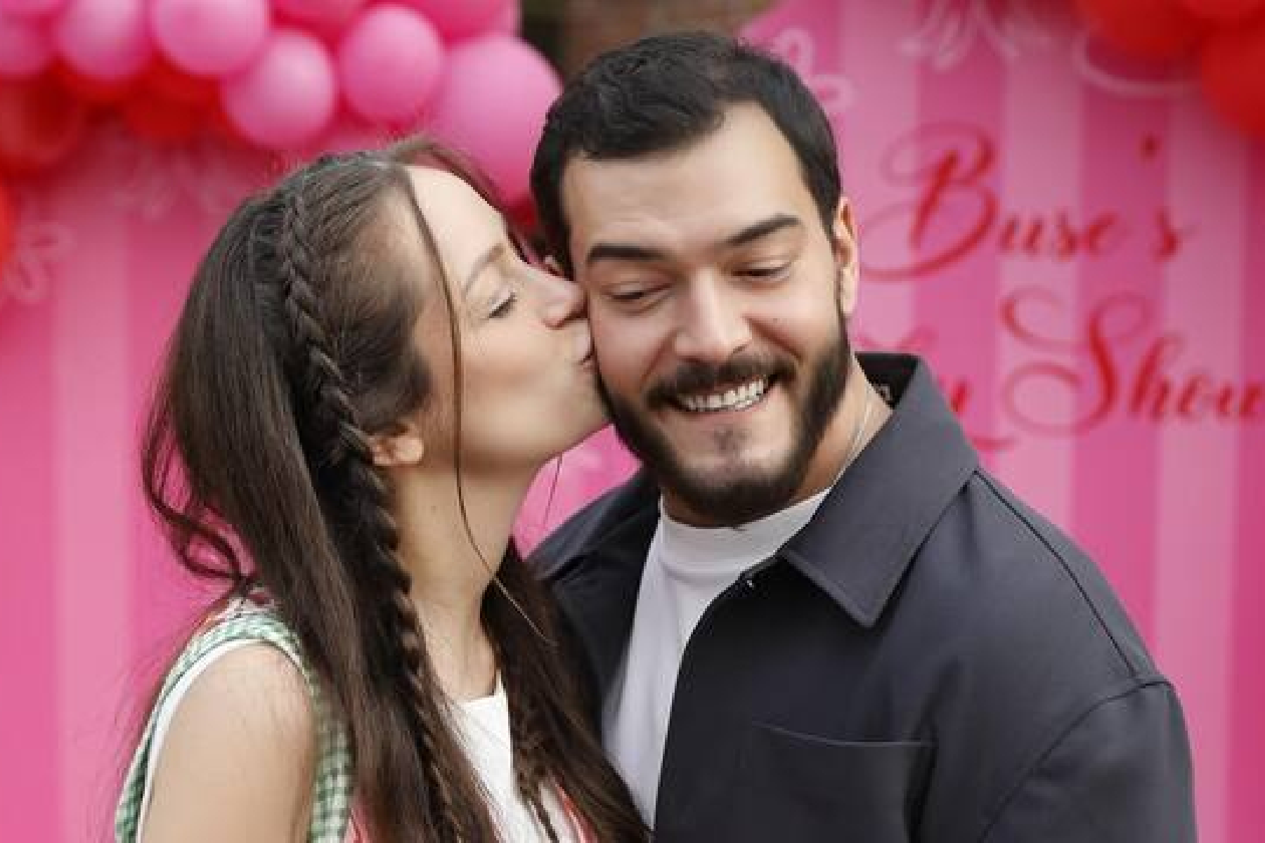Buse Arslan ile Çağrı Şensoy'un bebeği dünyaya geldi