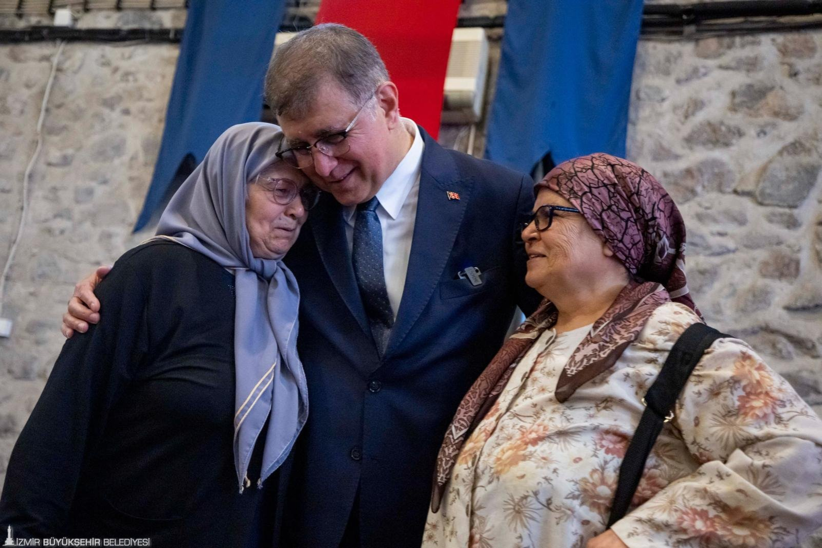 Başkan Tugay'ın gözyaşları... Şehit anneleri de ona sarılarak ağladı...