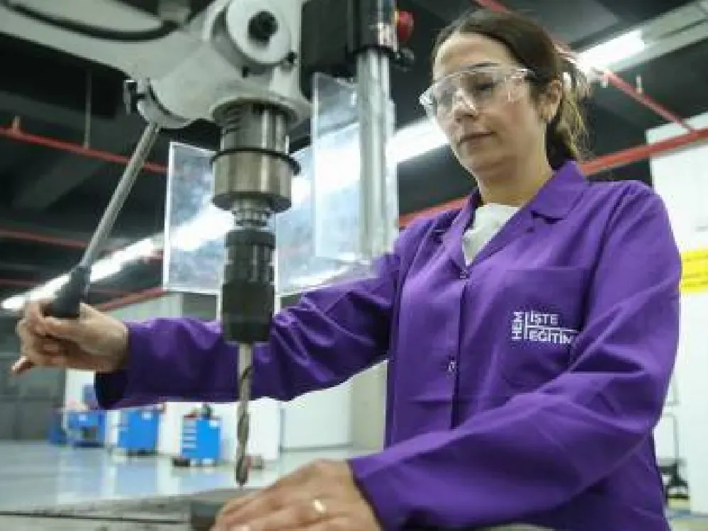 İzmir'in otomotiv devinde erkeklerin işi kadınlara ve robotlara