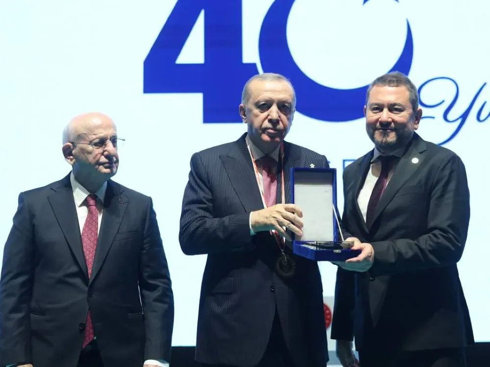 Cumhurbaşkanı Erdoğan'dan İzmirli iş insanına plaket