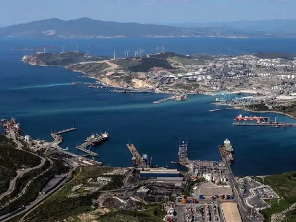 Savaş Aliağa limanlarını vurdu…. Gemiler buharlaştı, yük eridi