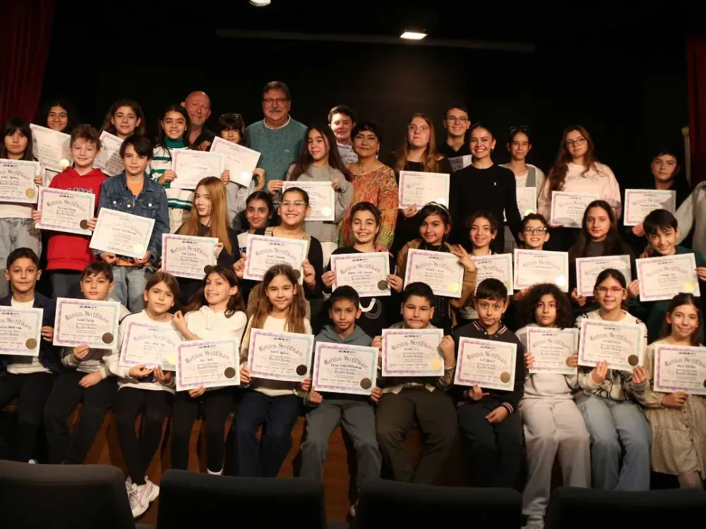 Folkart Akademi'nin çocuk mezunları sertifikalarını aldı
