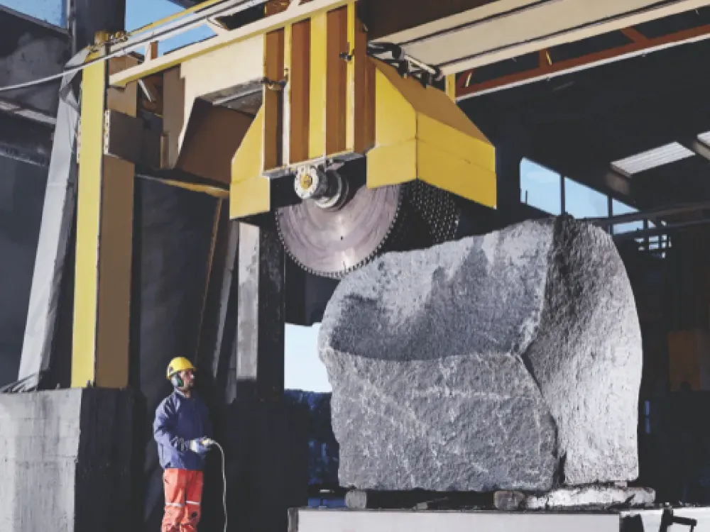 Bergama taşı Avrupa’nın meydan ve caddelerini süslüyor