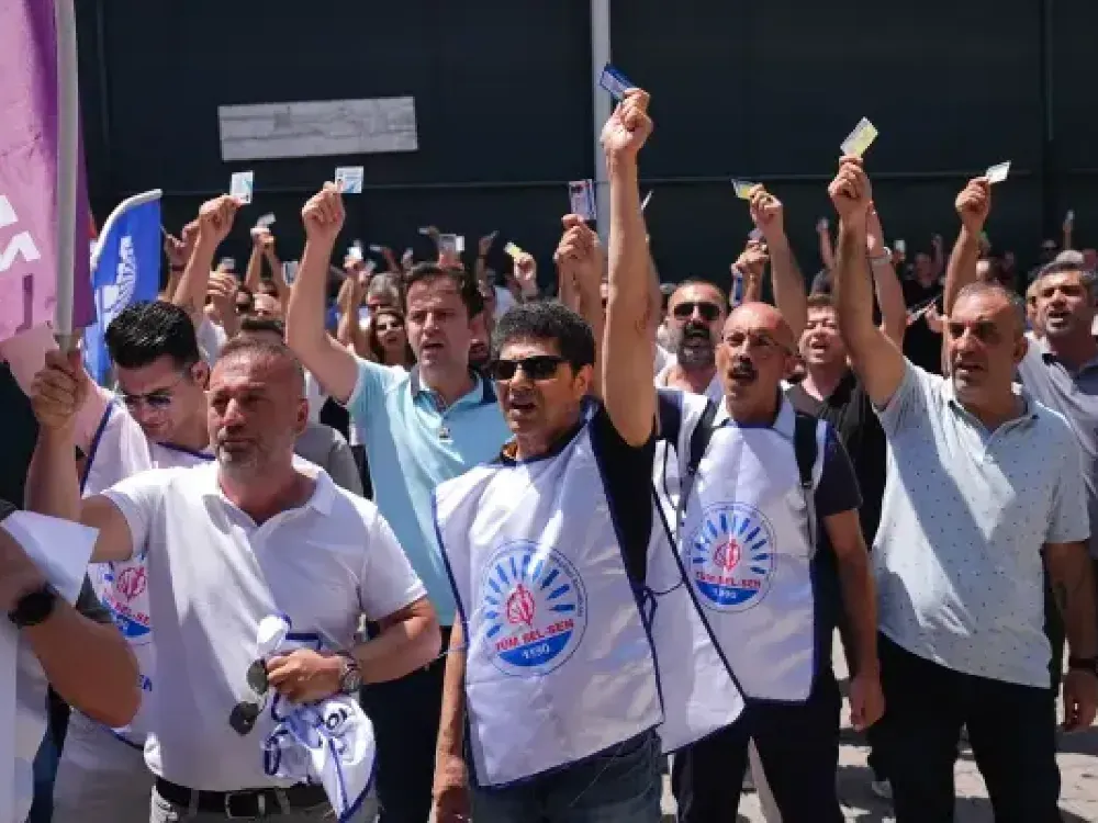 Halkbank'tan İzmir Büyükşehir memurlarına 96 bin liralık promosyon... Sendikalar şerh koydu...