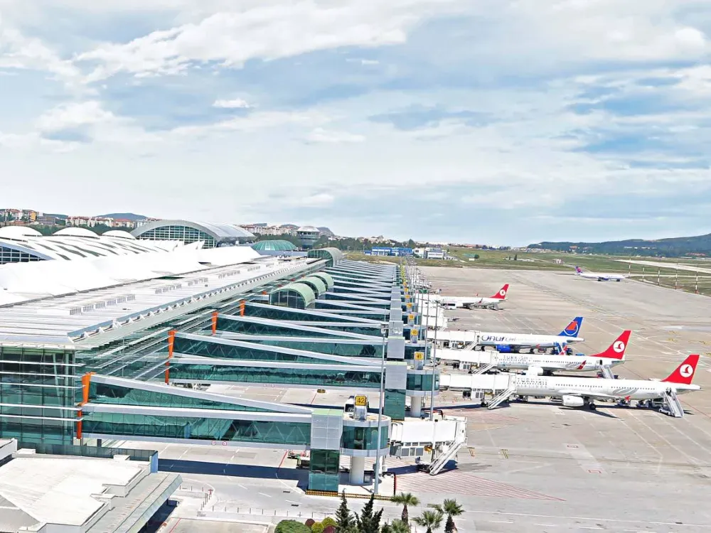 İzmir'i havada 12,6 milyon yolcu kullandı