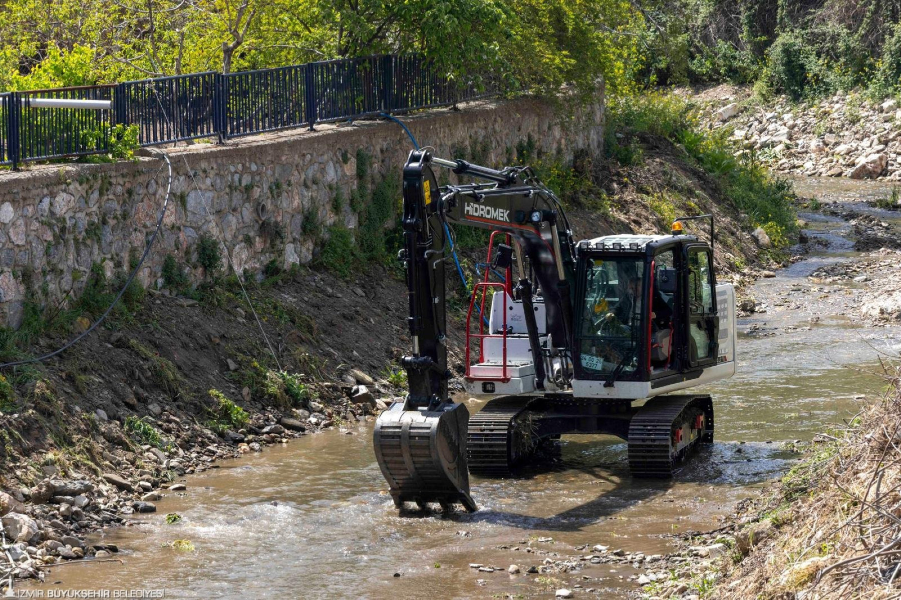 Körfezle buluşan derelerde temizlik harekâtı