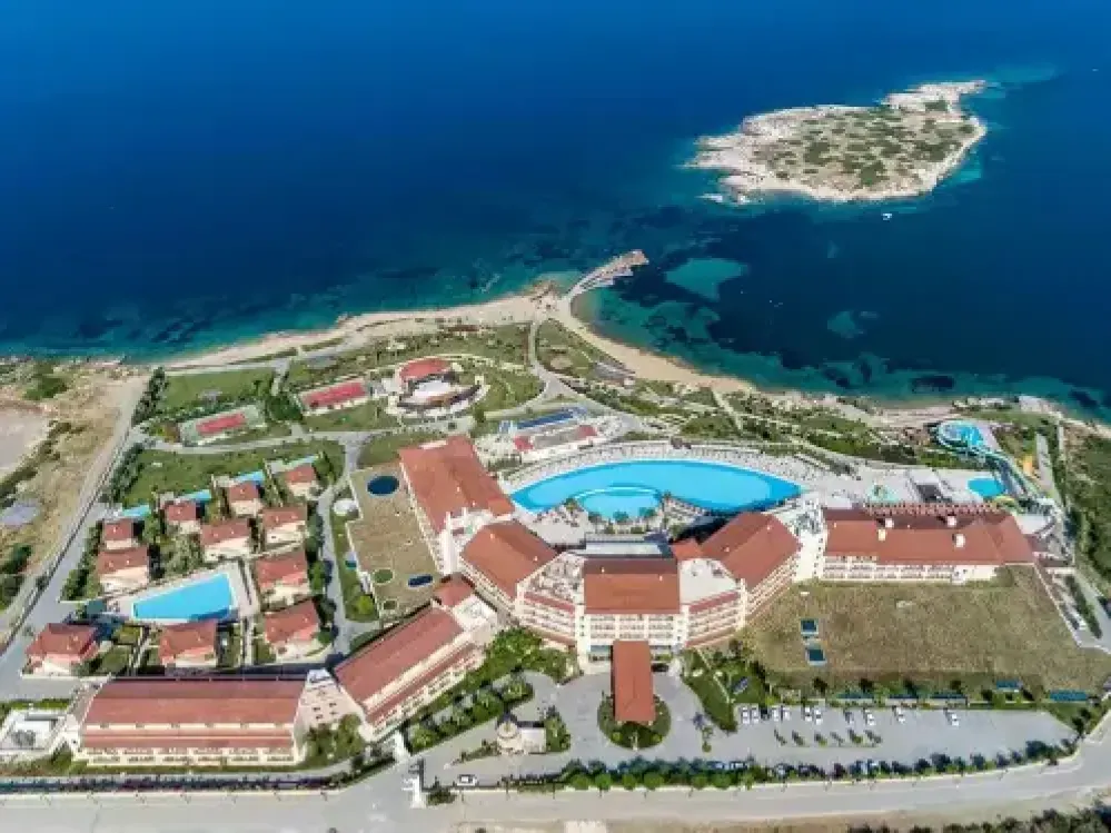 Seferihisar’daki Çeçenler’in lüks oteli 4,6 milyar TL’ye satışa çıkarıldı